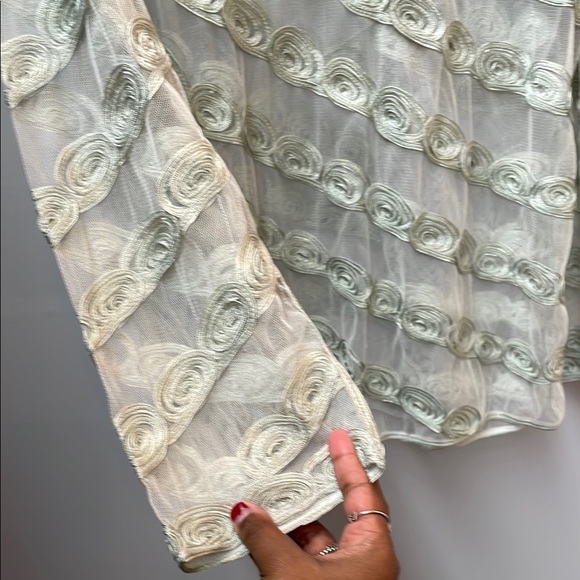 Valenti Cream Floral Women's Top - Picture 4 of 4